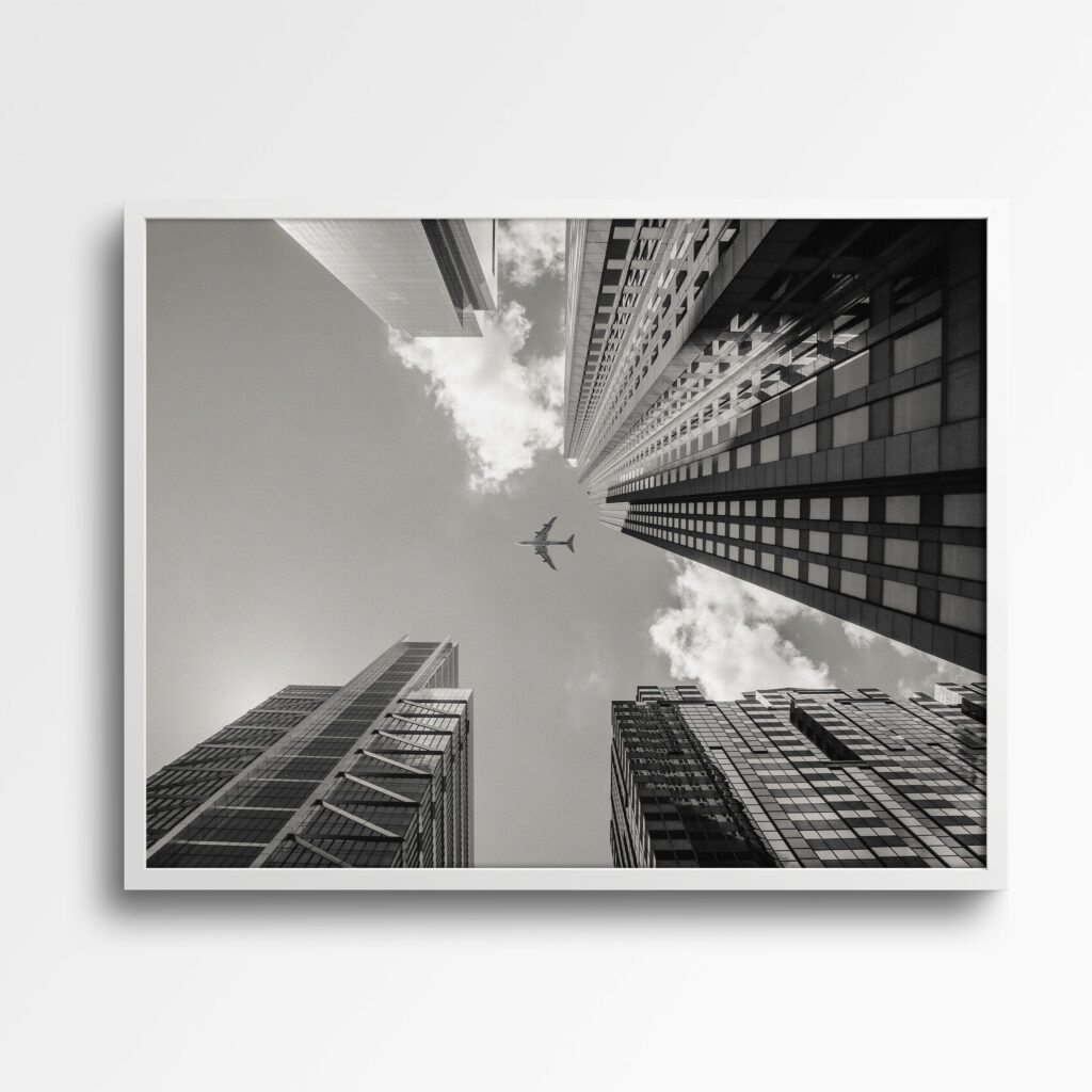 tablou textură canvas avion printre zgârie nori