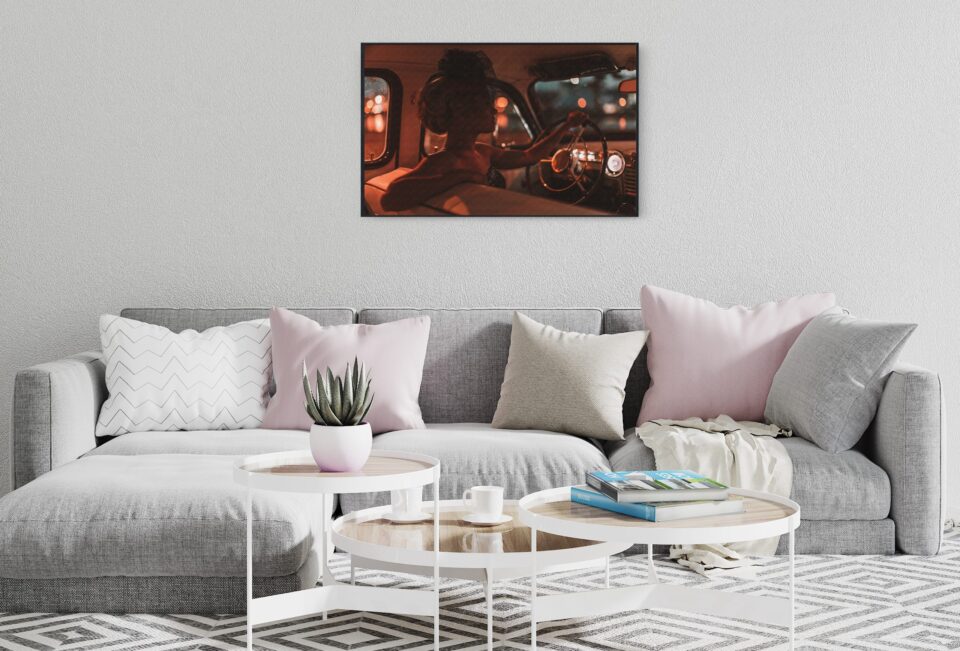 tablou textură canvas blondă fotomodel în mașină clasică camera